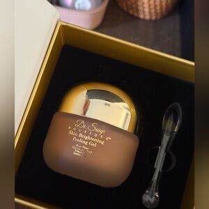 New in box De Soap boutique Skin Brightening Peeling Gel - Gold and Yellow
